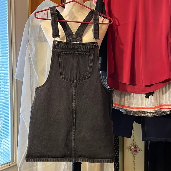 Forever 21 Dresses & Skirts - Super cute Forever 21 over-all dress!